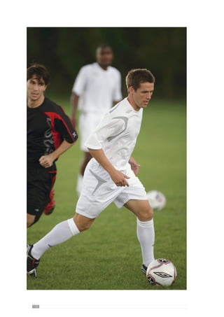 152
estamos a tentar perceber uma parte que não tem sentido relativamente ao
todo. E nós temos é de perceber as partes no sentido do todo.
Aspartestêmdeestarcompletamenterepresentadasnotodoesótemsentido
se assim for, se não for estamos a ser enganados, estamos a fazer coisas que
muitas vezes não têm qualquer sentido de evolução do próprio todo. Por isso,
quando em termos didácticos, desmontamos o jogo em “partes” estas devem
ser fractais. Fractais que têm relações entre si e que têm dinâmicas e sub-
dinâmicas que vão criar a dinâmica que pretendemos que o jogo tenha.
Marisa Gomes: Então podemos dizer que reconhece o jogo como um
sistema, não de acções mas de interacções?
Exactamente, o jogo tem de ser um sistema de interacções em que essas
interacções estejam relacionadas com esse mesmo todo. Essas interacções,
muitas vezes, são criações nossas para se jogar de determinada forma. Para
uma equipa jogar de uma determinada forma há interacções mas para uma
equipa jogar de forma diferente, essas interacções são diferentes. Por isso
é normal que haja essas interacções mas nós consigamos direccionar essas
interacções para se jogar da forma como pretendemos.
Por exemplo, nós queremos que o relacionamento entre a defesa e o meio
campo se processe de determinada forma, então promovemos um conjunto
de princípios e de subprincípios de jogo que vão interagir nesse sentido. Se
quisermos que o relacionamento entre esses sectores seja diferente, criamos
situações em que o relacionamento entre esses princípios e sub-princípios e
as respectivas interacções promovam o desejado. Isto implica que princípios
de jogo e interacções desses princípios diferentes promovem jogos também
diferentes. Tudo isto está dependente da forma como nós promovemos
essa interacção entre princípios, entre jogadores, entre sectores, da forma
como hierarquizamos os princípios e da forma como interrelacionamos tudo
isso. E nós temos a possibilidade de “mexer” com tudo isso se tivermos
consciência que essas coisas existem desta forma, que é uma globalidade e
que mesmo mexendo nessas partes, o todo tem de estar sempre presente. É
como a história do cozinheiro, em que vários cozinheiros têm os mesmos
ingredientes mas a forma como os põe para a panela, primeiro um e depois
outro, mais ou menos sal, mais água, mais batata ou menos batata… isto
vai dar coisas/sabores completamente diferentes. Acontece exactamente o
mesmo no futebol. Nós temos todas as coisas ao nosso dispor mas a forma
como nós promovemos as interacções, como os diferentes jogadores se
interagem, como os comportamentos e os princípios se interrelacionam:
mais um, menos um, mais este, mais aquele, dar mais importância a um e
 