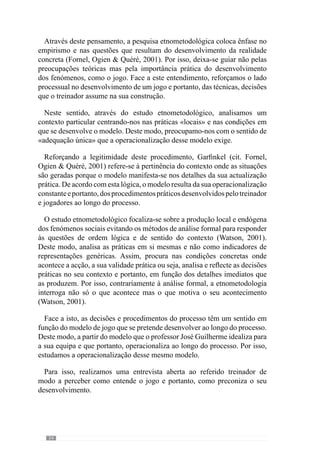 56
simultaneamente fechar a equipa para, no caso de não conseguir ganhar
a posse da bola, estar compacta e entrar em organização defensiva. Neste
sentido, acrescenta que este grande princípio é importante para impedir a
exploração do contra-ataque das equipas adversárias e por isso, procura ser
agressivo na sua concretização.
No caso de não conseguir recuperar a posse da bola neste momento de
transição, a equipa entra em organização defensiva. E neste momento, o
referidoautorpretendecondicionaraequipaadversáriaajogardedeterminada
forma através da defesa à zona. Esclarecendo esta ideia dá como exemplo:
“se quisermos que jogue longe, pressionamos mais à frente para ganhar a
bola em determinados momentos” no entanto, “se quisermos que a equipa
jogue mais perto, deixamos a equipa subir para depois, estrategicamente em
determinadas zonas ganhar a posse de bola”. Desta forma procura provocar
o erro ao adversário e assim, recuperar a posse da bola.
Apósasuarecuperação,emmomentodetransiçãodefesa-ataque,aequipa
procura manter a posse da bola e por isso, aposta na situação de contra-ataque
com segurança. Através deste princípio, reforça que o principal objectivo é
manter a posse da bola para iniciar o processo ofensivo. No entanto, esclarece
que sempre que “for possível dar profundidade em segurança”, a equipa
deve fazê-lo.
Através destes grandes princípios de jogo, Guilherme Oliveira concebe
e organiza o seu processo de preparação.
 
