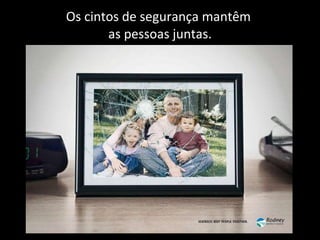 Os cintos de segurança mantêm  as pessoas juntas. 