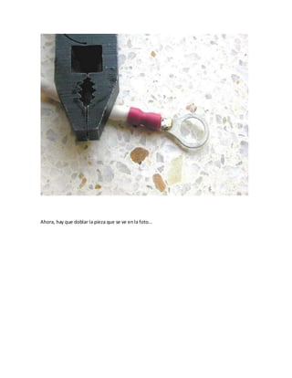 Ahora, hay que doblar la pieza que se ve en la foto...
 