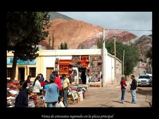 Venta de artesanías regionales en la plaza principal   