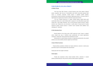 BAHÇELİEVLER BELEDİYESİ STRATEJİK PLAN 2015 - 2019
21
STRATEJİK PLANLAMA SÜRECİ
a) Hukuki Altyapı
5018 Sayılı Kamu Mali Yönetimi ve Kontrol Kanunu’na göre; kamu idareleri; kalkınma
planları, programlar, ilgili mevzuat ve benimsedikleri temel ilkeler çerçevesinde geleceğe ilişkin
misyon ve vizyonlarını oluşturmak, stratejik amaçlar ve ölçülebilir hedefler saptamak,
performanslarını önceden belirlenmiş olan göstergeler doğrultusunda ölçmek ve bu sürecin izleme ve
değerlendirmesini yapmak amacıyla katılımcı yöntemlerle stratejik plan hazırlarlar.
5393 sayılı Belediye Kanunu’nun 41. maddesi “Belediye Başkanı, mahallî idareler genel
seçimlerinden itibaren altı ay içinde; kalkınma plân ve programı ile varsa bölge plânına uygun olarak
stratejik plan ve ilgili olduğu yılbaşından önce de yıllık performans programı hazırlayıp belediye
meclisine sunar. Stratejik plan, varsa üniversiteler ve meslek odaları ile konuyla ilgili sivil toplum
örgütlerinin görüşleri alınarak hazırlanır ve belediye meclisi tarafından kabul edildikten sonra
yürürlüğe girer.” demektedir.
b) Plan Hazırlama Süreci
Stratejik plânlama; mevcut durum analizi, SWOT (güçlü-zayıf yönler, fırsatlar ve tehditler)
analizi, stratejik alan, amaç ve hedeflerin tespiti aşamalarından yola çıkarak değerlendirme
sonuçlarının “stratejik plan” haline getirilmesiyle tamamlanan bir süreçtir.
Belediyemizde de stratejik planlama çalışmaları bu doğrultuda gerçekleştirilmiş olup stratejik
planlama çerçevesinde yürütülen çalışmalar aşağıda kısaca belirtilmiştir.
Çalışma Ekibinin Kurulması:
Stratejik planlama çalışmalarını yürütmek üzere başkan yardımcıları, yöneticiler ve teknik-uzman
personelden oluşan bir stratejik planlama ekibi oluşturulmuştur.
Stratejik plan ekibi listesi aşağıda sunulmuştur.
Ekibin Eğitimi:
Stratejik plan çalışmalarını yürüten stratejik planlama ekibine, yöneticilere ve stratejik
planlama çalışmalarında görev alan personele yönelik bir eğitim programı uygulanmıştır.
 