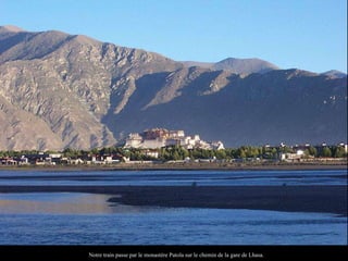 Notre train passe par le monastère Patola sur le chemin de la gare de Lhasa. 