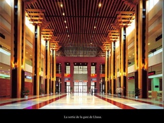 La sortie de la gare de Lhasa. 