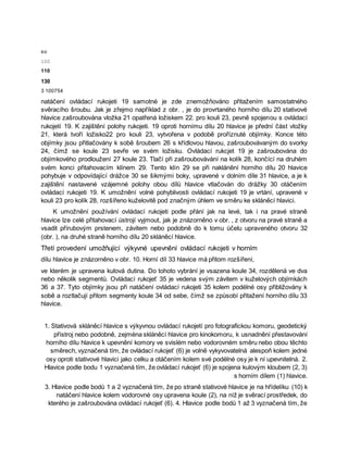 so
100
110
130
3 100754
natáčení ovládací rukojeti 19 samotné je zde znemožňováno přitažením samostatného
svěracího šroubu. Jak je zřejmo například z obr. , je do provrtaného horního dílu 20 stativové
hlavice zašroubována vložka 21 opatřená ložiskem 22. pro kouli 23, pevně spojenou s ovládací
rukojetí 19. K zajištění polohy rukojeti. 19 oproti hornímu dílu 20 hlavice je přední část vložky
21, která tvoří ložisko22 pro kouli 23, vytvořena v podobě proříznuté objímky. Konce této
objímky jsou přitlačovány k sobě šroubem 26 s křídlovou hlavou, zašroubovávaným do svorky
24, čímž se koule 23 sevře ve svém ložisku. Ovládací rukcjet 19 je zašroubována do
objímkového prodloužení 27 koule 23. Tlačí při zašroubovávání na kolík 28, končící na druhém
svém konci přitahovacím klínem 29. Tento klín 29 se při naklánění horního dílu 20 hlavice
pohybuje v odpovídající drážce 30 se šikmými boky, upravené v dolním díle 31 hlavice, a je k
zajištění nastavené vzájemné polohy obou dílů hlavice vtlačován do drážky 30 otáčením
ovládací rukojeti 19. K umožnění volné pohyblivosti ovládací rukojeti 19 je vrtání, upravené v
kouli 23 pro kolík 28, rozšířeno kuželovitě pod značným úhlem ve směru ke skláněcí hlavici.
K umožnění používání ovládací rukojeti podle přání jak na levé, tak i na pravé straně
hlavice lze celé přitahovací ústrojí vyjmout, jak je znázorněno v obr. , z otvoru na pravé straně a
vsadit přírubovým prstenem, závitem nebo podobně do k tomu účelu upraveného otvoru 32
(obr. ), na druhé straně horního dílu 20 skláněcí hlavice.
Třetí provedení umožňující výkyvné upevnění ovládací rukojeti v horním
dílu hlavice je znázorněno v obr. 10. Horní díl 33 hlavice má přitom rozšíření,
ve kterém je upravena kulová dutina. Do tohoto vybrání je vsazena koule 34, rozdělená ve dva
nebo několik segmentů. Ovládací rukojeť 35 je vedena svým závitem v kuželových objímkách
36 a 37. Tyto objímky jsou při natáčení ovládací rukojeti 35 kolem podélné osy přibližovány k
sobě a roztlačují přitom segmenty koule 34 od sebe, čímž se způsobí přitažení horního dílu 33
hlavice.
1. Stativová skláněcí hlavice s výkyvnou ovládací rukojetí pro fotografickou komoru, geodetický
přístroj nebo podobně, zejména skláněcí hlavice pro kinokomoru, k usnadnění přestavování
horního dílu hlavice k upevnění komory ve svislém nebo vodorovném směru nebo obou těchto
směrech, vyznačená tím, že ovládací rukojeť (6) je volně vykyvovatelná alespoň kolem jedné
osy oproti stativové hlavici jako celku a otáčením kolem své podélné osy je k ní upevnitelná. 2.
Hlavice podle bodu 1 vyznačená tím, že ovládací rukojeť (6) je spojena kulovým kloubem (2, 3)
s horním dílem (1) hlavice.
3. Hlavice podle bodů 1 a 2 vyznačená tím, že po straně stativové hlavice je na hřídelíku (10) k
natáčení hlavice kolem vodorovné osy upravena koule (2), na níž je svěrací prostředek, do
kterého je zašroubována ovládací rukojeť (6). 4. Hlavice podle bodů 1 až 3 vyznačená tím, že
 