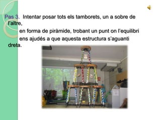 Pas 2.  Un cop fet aquest anàlisi, hem hagut de trobar materials per            tota l’aula que ens ajudessin a col·locar el nostre objecte           dins l’espai de la manera que ens agradaria. Jo he fet una elecció           simple: una cartolina i una corda de paper de seda vermells.Pas 3.  Fer el muntatge amb l’objecte           i ubicar-lo per l’espai de la            classe.