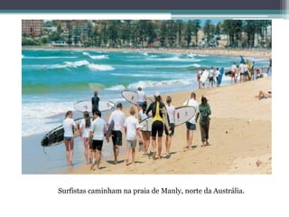 Surfistas caminham na praia de Manly, norte da Austrália.
 