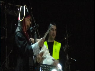 O neno GALEGO indultado comparece perante o xuíz, envolto nunha saba branca. 