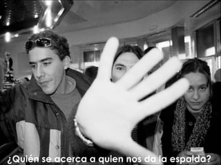 ¿Quién se acerca a quien nos da la espalda?  