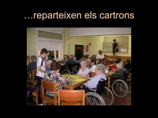 …reparteixen els cartrons
 