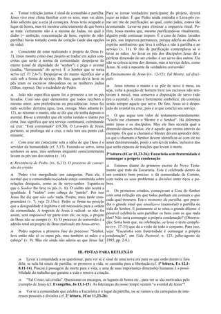 14. Tomar refeição juntos é sinal de comunhão e partilha.
Jesus vive esse clima familiar com os seus, mas vai além.
João salienta que a ceia já começara. Jesus teria ocupado o
lugar de honra, mas irá mostrar concretamente de que honra
se trata: certamente não é a mesma de Judas, no qual o
diabo (= ambição, concentração de bens, espírito de não-
partilha) havia tomado conta do coração (sede das opções
de vida).
15. Consciente de estar realizando o projeto de Deus (v.
3), Jesus mostra como esse projeto se traduz em ações con-
cretas que serão a norma da comunidade: despoja-se do
manto (sinal de dignidade do "senhor") e pega o avental
(toalha, "ferramenta" do servo). É o Senhor que se torna
servo (cf. Fl 2,6-7). Despojar-se do manto significa dar a
vida sob a forma de serviço. De fato, quem devia lavar os
pés eram os escravos não-judeus ou as mulheres judias
(filhas, esposa). Daí o escândalo de Pedro.
16. João não especifica quem foi o primeiro a ter os pés
lavados. Com isso quer demonstrar que todos recebem o
mesmo amor, sem preferências ou precedências. Jesus faz
tudo sozinho: derrama água, lava, enxuga. Mais adiante (v.
12), ao retomar o manto, não se diz que ele tenha deposto o
avental. Dá-se a entender que ele tenha vestido o manto por
cima. Isso significa que seu serviço continuará, culminando
na cruz: "Está consumado" (19,30). O Lava-pés de Jesus,
portanto, se prolonga até a cruz, e nela tem seu ponto cul-
minante.
17. Com esse ato consciente sela a idéia de que Deus é o
servidor da humanidade (cf. 5,17). Fazendo-se servo, torna
senhores os seus, mas senhores enquanto conscientemente
lavam os pés uns dos outros (v. 14).
c. Resistência de Pedro (vv. 6-11): O processo de conver-
são do cristão
18. Pedro vive mergulhado em categorias. Para ele, é
normal que a comunidade/sociedade esteja construída sobre
relações desiguais, como as de servo-senhor. Espanta-se
que o Senhor lhe lave os pés (v. 6). O súdito não aceita a
igualdade. É "súdito" com cabeça de "patrão". Por isso
Jesus lhe diz que não sabe nada. Porém, mais tarde com-
preenderá (v. 7; veja 21,15ss). Pedro se firma na posição
que a desigualdade é legítima e até necessária para a ordem
da comunidade. A resposta de Jesus é radical: se não for
assim, será impossível ter parte com ele, ou seja, o projeto
de Deus não se cumpre (v. 8). O processo de conversão é a
adesão total ao projeto de Deus realizado em Jesus-servo.
19. Pedro superou a primeira fase do processo: "Senhor,
lava então não só os meus pés, mas também as mãos e a
cabeça" (v. 9). Mas ele ainda não aderiu ao que Jesus faz.
Para se tornar verdadeiro participante do projeto, deverá
sujar as mãos. É que Pedro ainda entendia o Lava-pés co-
mo um rito de purificação, ao qual, como judeu, estava tão
acostumado. Lavar-se para eliminar a impureza ritual. Po-
rém, Jesus mostra que, mesmo purificando-se ritualmente,
alguém pode continuar impuro. É o caso de Judas: lavados
os pés, sua impureza permanece, porque aderiu ao diabo, o
espírito antifraterno que leva à cobiça e não à partilha e ao
serviço (v. 11). O rito de purificação contemplava só o
lavar as mãos. Ao lavar os pés dos discípulos Jesus dá a
perfeita dimensão do ser cristão: é ser servo dos outros. Ele
não se coloca acima dos demais, mas a serviço deles, como
Jesus. Aí está a nascente da verdadeira conversão!
d. Ensinamento de Jesus (vv. 12-15): Tal Mestre, tal discí-
pulo
20. Jesus retoma o manto e se põe de novo à mesa, ou
seja, volta à posição de homem livre (os escravos não sen-
tavam à mesa), mas conserva a disposição de servo (não
tira o avental). A cena é fortemente simbólica: ele continua
sendo sempre aquele que serve. De fato, Jesus só é despo-
jado do avental na cruz, pois é aí que conclui seu serviço.
21. O que segue tem valor de testamento-mandamento:
"Vocês me chamam o Mestre e o Senhor". Há diferença
entre Jesus e os discípulos. Mas ele lhes recorda qual a
dimensão desses títulos: ele é aquele que ensina através do
exemplo. Os que o chamam o Mestre devem aprender dele;
os que o chamam o Senhor devem identificar-se com ele no
amor desinteressado, posto a serviço de todos, inclusive dos
que serão capazes de traições que levam à morte.
2ª leitura (1Cor 11,23-26): Eucaristia sem fraternidade é
comungar a própria condenação
22. Estamos diante do primeiro escrito do Novo Testa-
mento que trata da Eucaristia. Esta é celebrada dentro de
um contexto bem preciso: o da comunidade de Corinto,
com todos os seus problemas e divisões entre ricos e po-
bres.
23. Os primeiros cristãos, começavam a Ceia do Senhor
com uma refeição em que todos punham em comum o que
cada qual trouxera. Era o momento da partilha, que prece-
dia o grande sinal que atualizava (memorial) a partilha de
vida do Senhor. E justamente aí se situa o grande dilema: é
possível celebrá-la sem partilhar os bens com os que nada
têm? Não seria comungar a própria condenação? (Observa-
ção: Seria bom que, na celebração, se lesse o texto comple-
to (vv. 17-34) que dá a visão de todo o conjunto. Para isso,
veja: "Eucaristia sem fraternidade é comungar a própria
condenação", em Vida Pastoral, n. 123, julho-agosto de
1985, pp. 2-8.)
III. PISTAS PARA REFLEXÃO
24. Levar a comunidade a se questionar, para ver se é sinal de uma nova era para os que estão dentro e fora
dela; se nela há sinais de partilha; se promove a vida; se caminha para a libertação (cf. 1ª leitura, Ex 12,1-
8.11-14). Páscoa é passagem da morte para a vida, e uma de suas importantes dimensões humanas é a possi-
bilidade do trabalho que garante a vida e renova a criação.
25. "Tal Cristo, tal cristão". Questionar os encargos, os lugares de honra etc., para ver se são motivados pelo
exemplo de Jesus (cf. Evangelho, Jo 13,1-15). As lideranças do nosso tempo vestem "o avental de Jesus"?
26. Ver se a comunidade que celebra a Eucaristia é o lugar da partilha, ou se vamos a ela carregados de inte-
resses pessoais e divisões (cf. 2ª leitura, 1Cor 11,23-26).
 