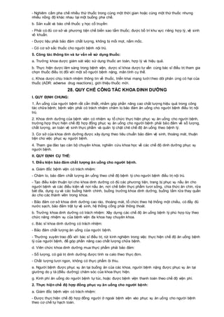 - Nghiêm cấm pha chế nhiều thứ thuốc trong cùng một thời gian hoặc cùng một thứ thuốc nhưng
nhiều nồng độ khác nhau tại một buồng pha chế.
b. Sản xuất và bào chế thuốc y học cổ truyền:
- Phải có đủ cơ sở và phương tiện chế biến sao tẩm thuốc; được bố trí khu vực riêng hợp lý, vệ sinh
vô khuẩn.
- Dược liệu phải bảo đảm chất lượng, không bị mối mọt, nấm mốc.
- Có cơ sở sắc thuốc cho người bệnh nội trú.
5. Công tác thông tin và tư vấn về sử dụng thuốc:
a. Trưởng khoa dược giám sát việc sử dụng thuốc an toàn, hợp lý và hiệu quả.
b. Thực hiện dược lâm sàng trong bệnh viện, dược sĩ khoa dược tư vấn cùng bác sĩ điều trị tham gia
chọn thuốc điều trị đối với một số người bệnh nặng, mãn tính cụ thể.
c. Khoa dược chịu trách nhiệm thông tin về thuốc, triển khai mạng lưới theo dõi phản ứng có hại của
thuốc (ADR: adverse drug reactions), giới thiệu thuốc mới.
28. QUY CHẾ CÔNG TÁC KHOA DINH DƯỠNG
I. QUY ĐỊNH CHUNG:
1. Ăn uống của người bệnh rất cần thiết, nhằm góp phần nâng cao chất lượng hiệu quả trong công
tác chữa bệnh; bệnh viện phải có trách nhiệm chăm lo bảo đảm ăn uống cho người bệnh điều trị nội
trú.
2. Khoa dinh dưỡng của bệnh viện có nhiệm vụ tổ chức thực hiện phục vụ ăn uống cho người bệnh,
trường hợp thực hiện chế độ hợp đồng phục vụ ăn uống cho người bệnh phải bảo đảm về số lượng,
chất lượng, an toàn vệ sinh thực phẩm và quản lý chặt chẽ chế độ ăn uống theo bệnh lý.
3. Cơ sở của khoa dinh dưỡng được xây dựng theo tiêu chuẩn bảo đảm vệ sinh, thoáng mát, thuận
tiện cho việc phục vụ người bệnh.
4. Tham gia đào tạo cán bộ chuyên khoa, nghiên cứu khoa học về các chế độ dinh dưỡng phục vụ
người bệnh.
II. QUY ĐỊNH CỤ THỂ:
1. Điều kiện bảo đảm chất lượng ăn uống cho người bệnh.
a. Giám đốc bệnh viện có trách nhiệm:
- Chăm lo, bảo đảm chất lượng ăn uống theo chế độ bệnh lý cho người bệnh điều trị nội trú.
- Tạo điều kiện thuận lợi cho khoa dinh dưỡng có đủ các phương tiện, trang bị phục vụ nấu ăn cho
người bệnh và các điều kiện về nơi nấu ăn, nơi chế biến thực phẩm tươi sống, chia thức ăn chín, rửa
bát dĩa, dụng cụ và các buồng hành chính, buồng trưởng khoa dinh dưỡng, buồng tắm rửa thay quần
áo cho các thành viên trong khoa.
- Bảo đảm cơ sở khoa dinh dưỡng cao ráo, thoáng mát, tổ chức theo hệ thống một chiều, có đầy đủ
nước sạch, bảo đảm trật tự vệ sinh, hệ thống cống phải thông thoát.
b. Trưởng khoa dinh dưỡng có trách nhiệm: Xây dựng các chế độ ăn uống bệnh lý phù hợp tùy theo
chức năng nhiệm vụ của bệnh viện đa khoa hay chuyên khoa.
c. Bác sĩ khoa dinh dưỡng có trách nhiệm:
- Bảo đảm chất lượng ăn uống của người bệnh.
- Thường xuyên trao đổi với bác sĩ điều trị, rút kinh nghiệm trong việc thực hiện chế độ ăn uống bệnh
lý của người bệnh, để góp phần nâng cao chất lượng chữa bệnh.
d. Viên chức khoa dinh dưỡng mua thực phẩm phải bảo đảm:
- Số lượng, có giá trị dinh dưỡng được tính ra calo theo thực đơn.
- Chất lượng tươi ngon, không có thực phẩm ôi thiu.
e. Người bệnh được phục vụ ăn tại buồng ăn của các khoa, người bệnh nặng được phục vụ ăn tại
giường do y tá (điều dưỡng) chăm sóc của khoa thực hiện.
g. Kinh phí ăn uống do người bệnh tự túc, hoặc được bệnh viện thanh toán theo chế độ viện phí.
2. Thực hiện chế độ hợp đồng phục vụ ăn uống cho người bệnh:
a. Giám đốc bệnh viện có trách nhiệm:
- Được thực hiện chế độ hợp đồng người ở ngoài bệnh viện vào phục vụ ăn uống cho người bệnh
theo cơ chế tự hạch toán.
 