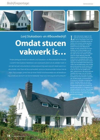 18
Bedrijfsreportage Tekst: Ben van den Aarssen
Al bijna dertig jaar leveren ze vakwerk. Lorij Stukadoors- en Afbouwbedrijf uit Moerdijk
is actief in heel Zuidwest-Nederland, voor zowel particulieren als de zakelijke markt. In
een tijd met veel concurrentie en scherpe prijsvorming weet Lorij zich steeds weer te on-
derscheiden. Hoe? Door de focus op kwaliteit, service en het persoonlijke contact met de
klant. Paul Lomeijer, samen met zijn broer Patrick verantwoordelijk voor de bedrijfsvoe-
ring, vertelt over de kracht van het familiebedrijf. “Voor ons is het nog een echt ambacht.’’
Lorij Stukadoors- en Afbouwbedrijf:
Omdat stucen
vakwerk is…
het ONDERNEMERS BELANG
L
iefde moet groeien, zeggen ze. Dat
gold ook voor Paul en Patrick Lome-
ijer toen ze nog jongens waren. In de
vakantie en soms na schooltijd moesten de
handen uit de mouwen worden gestoken.
Meehelpen in het stukadoors- en afbouw-
bedrijf van hun pa. Niet altijd ging het
destijds van harte. Achteraf zijn ze er Frans
dankbaar voor. De fijne kneepjes van het
vak werden op die manier overgedragen.
Van vader op zoon. Van meester naar gezel.
Zoals het vroeger altijd ging. Natuurlijk
hebben ze ook hun vakopleidingen gevolgd.
Al die kennis en vaardigheden zitten in hun
dagelijks werk. Want de twee broers werken
volop mee in het bedrijf. Patrick doet de cal-
culatie, Paul de boekhouding, maar overdag
gaan ze eerst gewoon met de mannen mee
naar de projecten. Een hecht team hebben
ze bij Lorij. Zes man die dezelfde passie
delen: vakwerk leveren. Elke dag op pad met
hetzelfde doel: zorgen voor een tevreden
klant. Trouwens, pa Frans loopt ook nog in
het bedrijf rond. Voor de hand- en spandien-
sten, de kleine klusjes, en bovenal advies.
Zo kennen ze in Moerdijk en omgeving het
bedrijf. “Gelukkig hebben we veel vaste
klanten. Je hebt een band met de mensen.
Teruggevraagd worden door de klant is de
grootste beloning die er is. Omgekeerd zit er
ook geen verloop in het team. Voor de klant
betekent het dat er vertrouwde gezichten
over de vloer komen. Dat is zeker een van de
krachten van ons bedrijf.’’
 