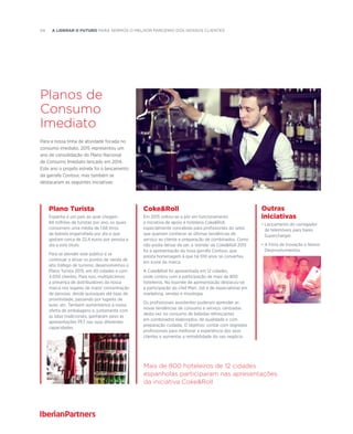 54  A liderar o futuro para sermos o melhor PARCEIRO dos nossos clientes
Para a nossa linha de atividade focada no
consumo imediato, 2015 representou um
ano de consolidação do Plano Nacional
de Consumo Imediato lançado em 2014.
Este ano o projeto estrela foi o lançamento
da garrafa Contour, mas também se
destacaram as seguintes iniciativas:
Planos de
Consumo
Imediato
Outras
iniciativas
• Lançamento do carregador
de telemóveis para bares
Supercharger.
• A Feira de Inovação e Novos
Desenvolvimentos.
Plano Turista
Espanha é um país ao qual chegam
84 milhões de turistas por ano, os quais
consomem uma média de 1,68 litros
de bebida engarrafada por dia e que
gastam cerca de 22,4 euros por pessoa e
dia a este título.
Para se atender este público e se
continuar a ativar os pontos de venda de
alto tráfego de turismo, desenvolvemos o
Plano Turista 2015, em 40 cidades e com
4.000 clientes. Para isso, multiplicámos
a presença de distribuidores da nossa
marca nos lugares de maior concentração
de pessoas, desde quiosques até lojas de
proximidade, passando por lugares de
lazer, etc. Também aumentámos a nossa
oferta de embalagens e, juntamente com
as latas tradicionais, ganharam peso as
apresentações PET nas suas diferentes
capacidades.
CokeRoll
Em 2015 voltou-se a pôr em funcionamento
a iniciativa de apoio à hotelaria CokeRoll,
especialmente concebida para profissionais do setor
que queiram conhecer as últimas tendências de
serviço ao cliente e preparação de combinados. Como
não podia deixar de ser, a 'estrela' da CokeRoll 2015
foi a apresentação da nova garrafa Contour, que
presta homenagem à que há 100 anos se converteu
em ícone da marca.
A CokeRoll foi apresentada em 12 cidades,
onde contou com a participação de mais de 800
hoteleiros. Na tournée de apresentação destacou-se
a participação do chef Marc Joli e de especialistas em
marketing, vendas e mixologia.
Os profissionais assistentes puderam aprender as
novas tendências de consumo e serviço, centradas
desta vez no consumo de bebidas refrescantes
em combinados elaborados, de qualidade e com
preparação cuidada. O objetivo: contar com segredos
profissionais para melhorar a experiência dos seus
clientes e aumentar a rentabilidade do seu negócio.
Mais de 800 hoteleiros de 12 cidades
espanholas participaram nas apresentações
da iniciativa CokeRoll
 