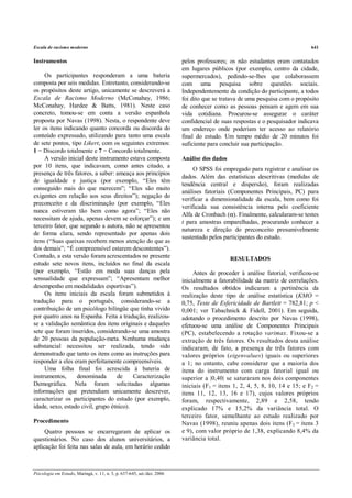 Escala de racismo moderno                                                                                                    641

Instrumentos                                                             pelos professores; os não estudantes eram contatados
                                                                         em lugares públicos (por exemplo, centro da cidade,
     Os participantes responderam a uma bateria                          supermercados), pedindo-se-lhes que colaborassem
composta por seis medidas. Entretanto, considerando-se                   com uma pesquisa sobre questões sociais.
os propósitos deste artigo, unicamente se descreverá a                   Independentemente da condição do participante, a todos
Escala de Racismo Moderno (McConahay, 1986;                              foi dito que se tratava de uma pesquisa com o propósito
McConahay, Hardee & Batts, 1981). Neste caso                             de conhecer como as pessoas pensam e agem em sua
concreto, tomou-se em conta a versão espanhola                           vida cotidiana. Procurou-se assegurar o caráter
proposta por Navas (1998). Nesta, o respondente deve                     confidencial de suas respostas e o pesquisador indicava
ler os itens indicando quanto concorda ou discorda do                    um endereço onde poderiam ter acesso ao relatório
conteúdo expressado, utilizando para tanto uma escala                    final do estudo. Um tempo médio de 20 minutos foi
de sete pontos, tipo Likert, com os seguintes extremos:                  suficiente para concluir sua participação.
1 = Discordo totalmente e 7 = Concordo totalmente.
     A versão inicial deste instrumento estava composta                  Análise dos dados
por 10 itens, que indicavam, como antes citado, a
                                                                              O SPSS foi empregado para registrar e analisar os
presença de três fatores, a saber: ameaça aos princípios
                                                                         dados. Além das estatísticas descritivas (medidas de
de igualdade e justiça (por exemplo, “Eles têm
                                                                         tendência central e dispersão), foram realizadas
conseguido mais do que merecem”; “Eles são muito
                                                                         análises fatoriais (Componentes Principais, PC) para
exigentes em relação aos seus direitos”); negação do
                                                                         verificar a dimensionalidade da escala, bem como foi
preconceito e da discriminação (por exemplo, “Eles
                                                                         verificada sua consistência interna pelo coeficiente
nunca estiveram tão bem como agora”; “Eles não
                                                                         Alfa de Cronbach (α). Finalmente, calcularam-se testes
necessitam de ajuda, apenas devem se esforçar”); e um
                                                                         t para amostras emparelhadas, procurando conhecer a
terceiro fator, que segundo a autora, não se apresentou
                                                                         natureza e direção do preconceito presumivelmente
de forma clara, sendo representado por apenas dois
                                                                         sustentado pelos participantes do estudo.
itens (“Suas queixas recebem menos atenção do que as
dos demais”; “É compreensível estarem descontentes”).
Contudo, a esta versão foram acrescentados no presente                                       RESULTADOS
estudo sete novos itens, incluídos no final da escala
(por exemplo, “Estão em moda suas danças pela                                 Antes de proceder à análise fatorial, verificou-se
sensualidade que expressam”; “Apresentam melhor                          inicialmente a fatorabilidade da matriz de correlações.
desempenho em modalidades esportivas”).                                  Os resultados obtidos indicaram a pertinência da
     Os itens iniciais da escala foram submetidos à                      realização deste tipo de análise estatística (KMO =
tradução para o português, considerando-se a                             0,75, Teste de Esfericidade de Bartlett = 782,81; p <
contribuição de um psicólogo bilíngüe que tinha vivido                   0,001; ver Tabachnick & Fidell, 2001). Em seguida,
por quatro anos na Espanha. Feita a tradução, realizou-                  adotando o procedimento descrito por Navas (1998),
se a validação semântica dos itens originais e daqueles                  efetuou-se uma análise de Componentes Principais
sete que foram inseridos, considerando-se uma amostra                    (PC), estabelecendo a rotação varimax. Fixou-se a
de 20 pessoas da população-meta. Nenhuma mudança                         extração de três fatores. Os resultados desta análise
substancial necessitou ser realizada, tendo sido                         indicaram, de fato, a presença de três fatores com
demonstrado que tanto os itens como as instruções para                   valores próprios (eigenvalues) iguais ou superiores
responder a eles eram perfeitamente compreensíveis.                      a 1; no entanto, cabe considerar que a maioria dos
     Uma folha final foi acrescida à bateria de                          itens do instrumento com carga fatorial igual ou
instrumentos,     denominada       de     Caracterização                 superior a |0,40| se saturaram nos dois componentes
Demográfica. Nela foram solicitadas algumas                              iniciais (F1 = itens 1, 2, 4, 5, 8, 10, 14 e 15; e F2 =
informações que pretendiam unicamente descrever,                         itens 11, 12, 13, 16 e 17), cujos valores próprios
caracterizar os participantes do estudo (por exemplo,                    foram, respectivamente, 2,89 e 2,58, tendo
idade, sexo, estado civil, grupo étnico).                                explicado 17% e 15,2% da variância total. O
                                                                         terceiro fator, semelhante ao estudo realizado por
Procedimento                                                             Navas (1998), reuniu apenas dois itens (F3 = itens 3
     Quatro pessoas se encarregaram de aplicar os                        e 9), com valor próprio de 1,38, explicando 8,4% da
questionários. No caso dos alunos universitários, a                      variância total.
aplicação foi feita nas salas de aula, em horário cedido



Psicologia em Estudo, Maringá, v. 11, n. 3, p. 637-645, set./dez. 2006
 