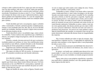 coloque-o sobre a palma da mão livre, espere que entre em rotação; 
caso isso não aconteça, solte mais 1 cm de fio; repita esta operação 
até o pêndulo girar. Refaça todo o exercício para confirmar a altura 
encontrada. Normalmente ela situa-se entre 8 e 12 cm. Trabalhando 
com energias tão tênues como as que o radiestesista detecta, alguns 
fatores ganham uma importância maior. É o caso do conjunto pên-dulo- 
operador que, quando em sintonia, estará nas condições ideais 
para a prática. 
Tendo decidido qual será a sua pergunta, segure o pêndulo 
sobre o testemunho e formule a primeira questão. Cuidadosamente, 
marque o seus resultados para sim, não, não sei. Se tiver dúvidas 
quanto aos resultados, descanse um pouco e depois tente novamen-te 
em diferentes horários do dia. 
Tendo descoberto como o seu pêndulo reage, vamos colocá-lo 
a trabalhar. Vamos realizar uma experiência que o habilitará a 
checar o seu próprio estágio de progresso, além de incrementar a 
sua confiança. 
Primeiro, contudo, devemos preveni-lo de que os primeiros 
resultados podem ser confusos, às vezes. Isto contribui para tornar 
suas tentativas mais difíceis, estando distraído ou não formulando 
as perguntas de forma apropriada ou estando cansado. 
Sugerimos que continue realizando os exercícios até que es-teja 
contente com o progresso que vem alcançando. 
Não espere um índice de 100% de acertos. Ao alcançar o índi-ce 
de 70% já poderá considerar que está fazendo radiestesia. 
SUA PRÁTlCA DlÁRlA 
Este é o método mais simples e que venho passando a todos 
aqueles que foram meus alunos nestes últimos dez anos. Um bom 
radiestesista se faz com PRÁTlCA!!, muita prática, repetindo inú-meras 
vezes os exercícios; teste cujo resultado não possa ser confir-mado 
no final não tem valor!! 
Pegue um baralho de cartas, retire as figuras, ficando assim 
só com os naipes que serão usados como código de cores. Temos, 
então, cartas vermelhas e cartas pretas, certo?! 
Embaralhe as cartas, coloque à sua frente sobre a mesa dez 
cartas viradas para baixo e, uma a uma, investigue a cor da carta, 
fazendo convenção mental: esta carta é vermelha? Se for vermelha, 
gira para a direita; se não for, gira para a esquerda. Aquelas que 
derem resposta positiva, você empurra para a frente, sem no entan-to 
virá-las. No final, vire todas as cartas e conte seu desempenho. A 
partir do momento em que estiver acertando sete cartas em dez, já 
estará fazendo radiestesia. Embaralhe as cartas e repita o teste tan-tas 
vezes quantas puder; não desista, permita que seu corpo se habi-tue 
com o processo radiestésico. Intercale este teste com outras ex-periências 
mais prazerosas. Aos poucos seu corpo ganhará a capaci-dade 
de identificação das energias, no momento exato em que sua 
mente determinar; sobretudo não desista frente às irregularidades 
das respostas. 
Nós vivemos rodeados por todos os tipos de energias, algu-mas 
benéficas e algumas nocivas. A capacidade do organismo de 
perceber estas energias e evitar algumas delas é uma propriedade 
de todos os seres vivos. 
Os seres humanos possuem esta habilidade bem desenvolvi-da, 
mas, devido ao uso intensivo do intelecto, nós, muitas vezes, a 
ignoramos. 
Se quiser, você pode usar o pêndulo para desenvolver esta 
sensitividade. E, como você vem se tornando emocionalmente neu-tro, 
perceberá que os seus resultados se tornarão progressivamente 
melhores. 
Agora, tente criar as suas próprias experiências e questões, 
mas nunca deixe o pêndulo dominar a sua vida, quando apenas so-luções 
lógicas deverão fazê-lo. 
 