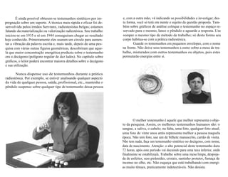 É ainda possível obterem-se testemunhos sintéticos por im-pregnação 
sobre um suporte. A técnica mais rápida e eficaz foi de-senvolvida 
pelos irmãos Servranx, radiestesistas belgas; estamos 
falando da materialização ou valorização radiestésica. Seu trabalho 
iniciou-se em 1935 e só em 1944 conseguiram chegar ao resultado 
hoje conhecido. Primeiramente eles usaram um círculo para aumen-tar 
a vibração da palavra escrita e, mais tarde, depois de uma pes-quisa 
com várias outras figuras geométricas, descobriram que aque-la 
que maior concentração energética produzia sobre o testemunho 
era o decágono (polígono regular de dez lados). No capítulo sobre 
gráficos, o leitor poderá encontrar maiores detalhes sobre o decágono 
e sua utilização. 
Nunca dispense uso de testemunhos durante a prática 
radiestésica. Por exemplo, se estiver analisando qualquer aspecto 
da vida de qualquer pessoa, saúde, profissional, etc., mantenha o 
pêndulo suspenso sobre qualquer tipo de testemunho dessa pessoa 
e, com a outra mão, vá indicando as possibilidades a investigar; des-ta 
forma, você só terá em mente o sujeito da questão proposta. Tam-bém 
sobre gráficos de análise coloque o testemunho no espaço re-servado 
para o mesmo, lance o pêndulo e aguarde a resposta. Use 
sempre o mesmo tipo de método de trabalho; só desta forma seu 
corpo habitua-se com a prática radiestésica. 
Guarde os testemunhos em pequenos envelopes, com o nome 
na frente. Não deixe seus testemunhos a esmo sobre a mesa de tra-balho, 
misturados com outros testemunhos ou objetos, pois estes 
permutarão energias entre si. 
O melhor testemunho é aquele que melhor representa o obje-to 
da pesquisa. Assim, os melhores testemunhos humanos são: o 
sangue, a saliva, o cabelo; na falta, uma foto, qualquer foto atual; 
uma foto de vinte anos atrás representa melhor a pessoa naquela 
época. Não tem foto, use um de bilhete manuscrito, cartão de visita. 
Não tem nada, faça um testemunho sintético no decágono, com nome, 
data de nascimento. Atenção: o alto potencial deste testemunho dura 
72 horas, após este período vai decaindo para uma taxa inferior, onde 
finalmente se estabilizará. Trabalhe sobre uma mesa limpa, despoja-da 
de enfeites, sem pirâmides, cristais, santinho protetor, fumaça de 
incenso no olho, etc. Não esqueça que está trabalhando com energi-as 
muito tênues, praticamente indetectáveis. Não desista. 
 
