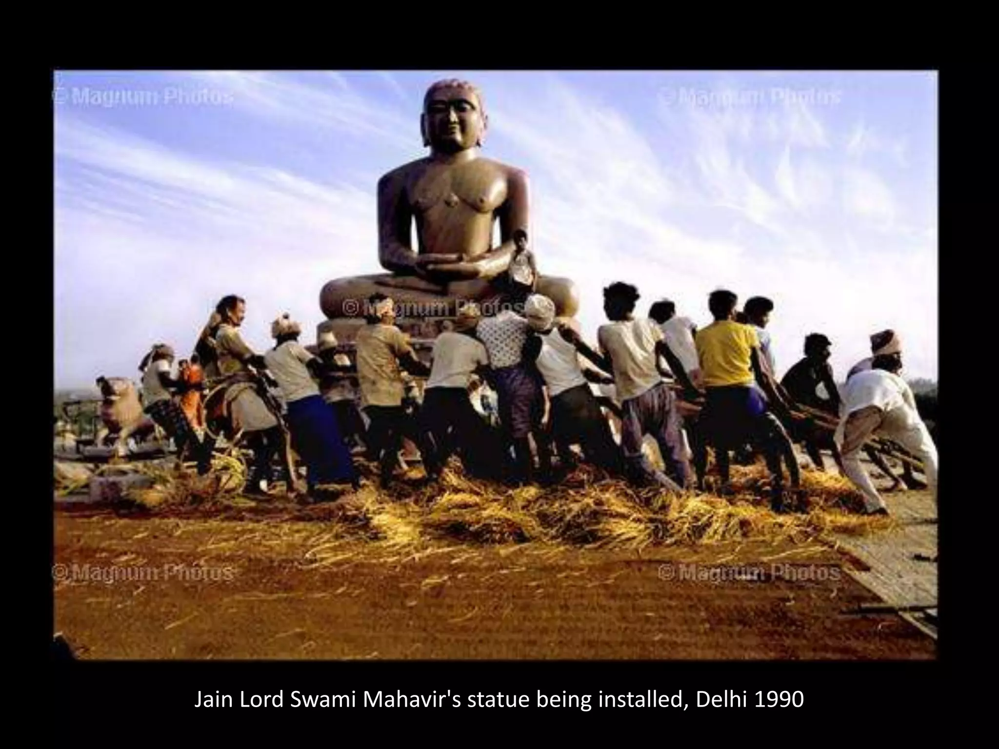 Jain Lord Swami Mahavir's statue being installed, Delhi 1990