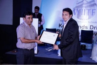 Mr. Rajesh Aggarwal , IAS , Secretary-IT, Govt. of Maharastra gives the award of the best VAR- Western India