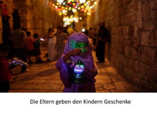 Die Eltern geben den Kindern Geschenke
 