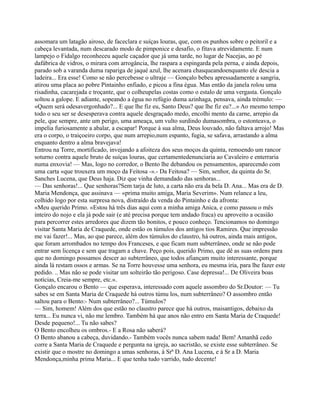 assomara um latagão airoso, de faceclara e suíças louras, que, com os punhos sobre o peitoril e a
cabeça levantada, num descarado modo de pimponice e desafio, o fitava atrevidamente. E num
lampejo o Fidalgo reconheceu aquele caçador que já uma tarde, no lugar de Nacejas, ao pé
dafábrica de vidros, o mirara com arrogância, lhe raspara a espingarda pela perna, e ainda depois,
parado sob a varanda duma rapariga de jaqué azul, lhe acenara chasqueandoenquanto ele descia a
ladeira... Era esse! Como se não percebesse o ultraje — Gonçalo bebeu apressadamente a sangria,
atirou uma placa ao pobre Pintainho enfiado, e picou a fina égua. Mas então da janela rolou uma
risadinha, cacarejada e troçante, que o colheupelas costas como o estalo de uma vergasta. Gonçalo
soltou a galope. E adiante, sopeando a égua no refúgio duma azinhaga, pensava, ainda trémulo: —
«Quem será odesavergonhado?... E que lhe fiz eu, Santo Deus? que lhe fiz eu?...» Ao mesmo tempo
todo o seu ser se desesperava contra aquele desgraçado medo, encolhi mento da carne, arrepio da
pele, que sempre, ante um perigo, uma ameaça, um vulto surdindo dumasombra, o estonteava, o
impelia furiosamente a abalar, a escapar! Porque à sua alma, Deus louvado, não faltava arrojo! Mas
era o corpo, o traiçoeiro corpo, que num arrepio,num espanto, fugia, se safava, arrastando a alma
enquanto dentro a alma bravejava!
Entrou na Torre, mortificado, invejando a afoiteza dos seus moços da quinta, remoendo um rancor
soturno contra aquele bruto de suíças louras, que certamentedenunciaria ao Cavaleiro e enterraria
numa enxovia! — Mas, logo no corredor, o Bento lhe debandou os pensamentos, aparecendo com
uma carta «que trouxera um moço da Feitosa -».- Da Feitosa? — Sim, senhor, da quinta do Sr.
Sanches Lucena, que Deus haja. Diz que vinha demandado das senhoras...
— Das senhoras!... Que senhoras?Sem tarja de luto, a carta não era da bela D. Ana... Mas era de D.
Maria Mendonça, que assinava — «prima muito amiga, Maria Severim». Num relance a leu,
colhido logo por esta surpresa nova, distraído da venda do Pintainho e da afronta:
«Meu querido Primo. «Estou há três dias aqui com a minha amiga Anica, e como passou o mês
inteiro do nojo e ela já pode sair (e até precisa porque tem andado fraca) eu aproveito a ocasião
para percorrer estes arredores que dizem tão bonitos, e pouco conheço. Tencionamos no domingo
visitar Santa Maria de Craquede, onde estão os túmulos dos antigos tios Ramires. Que impressão
me vai fazer!... Mas, ao que parece, além dos túmulos do claustro, há outros, ainda mais antigos,
que foram arrombados no tempo dos Franceses, e que ficam num subterrâneo, onde se não pode
entrar sem licença e sem que tragam a chave. Peço pois, querido Primo, que dê as suas ordens para
que no domingo possamos descer ao subterrâneo, que todos afiançam muito interessante, porque
ainda lá restam ossos e armas. Se na Torre houvesse uma senhora, eu mesma iria, para lhe fazer este
pedido. .. Mas não se pode visitar um solteirão tão perigoso. Case depressa!... De Oliveira boas
notícias, Creia-me sempre, etc.».
Gonçalo encarou o Bento — que esperava, interessado com aquele assombro do Sr.Doutor: — Tu
sabes se em Santa Maria de Craquede há outros túmu los, num subterrâneo? O assombro então
saltou para o Bento:- Num subterrâneo?... Túmulos?
— Sim, homem! Além dos que estão no claustro parece que há outros, maisantigos, debaixo da
terra... Eu nunca vi, não me lembro. Também há que anos não entro em Santa Maria de Craquede!
Desde pequeno!... Tu não sabes?
O Bento encolheu os ombros.- E a Rosa não saberá?
O Bento abanou a cabeça, duvidando.- Também vocês nunca sabem nada! Bem! Amanhã cedo
corre a Santa Maria de Craquede e pergunta na igreja, ao sacristão, se existe esse subterrâneo. Se
existir que o mostre no domingo a umas senhoras, à Srª D. Ana Lucena, e à Sr a D. Maria
Mendonça,minha prima Maria... E que tenha tudo varrido, tudo decente!
 