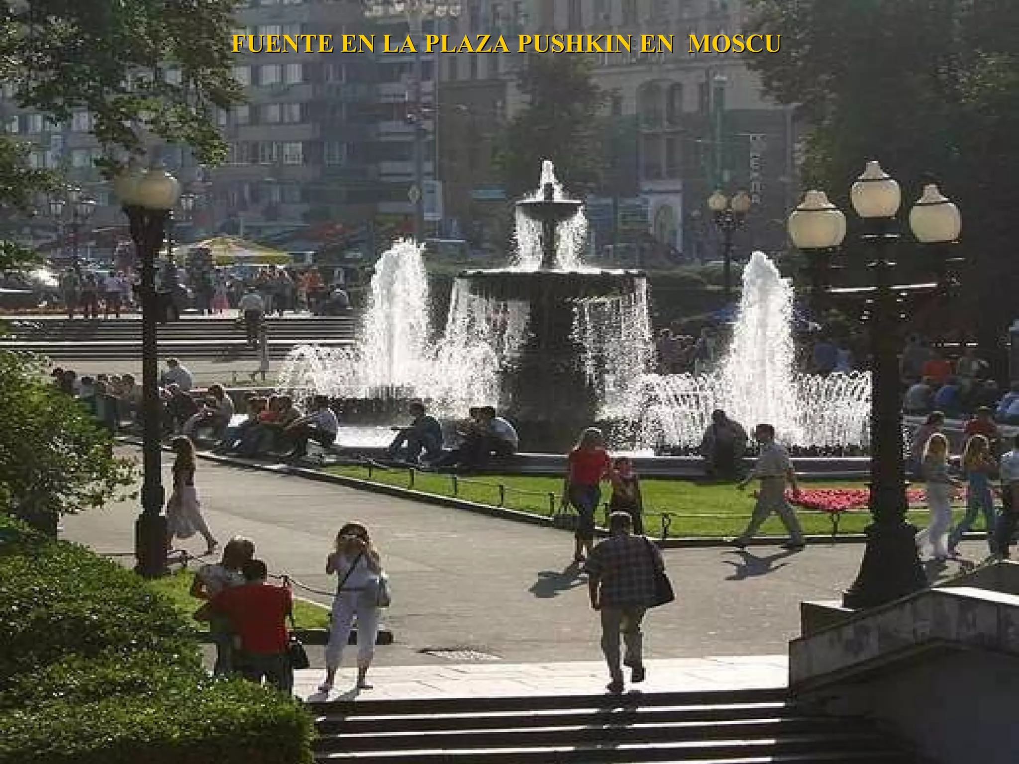 FUENTE EN LA PLAZA PUSHKIN EN  MOSCU   