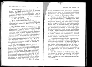 i
1
)'
·I1
r1·
1
11
1
'
"! 1
,f i
I!.
jt'li!,
1:'...
' ':: 1
~ ; i
'1
1 i
.o(O G IL>i C 1 L l A N O R A M O S
Nessn linguagem capenga, feita de avanços,
recuos e perífrases, narrava sucessos longos, que os
ouvintes percebiam de modos diferentes. Mas de
ordinário não gostava de falar: preferia atiçar as
conversas dos outros com apartes, vagos comentários
de aprovaçiio mastigada : ·
- An~ an J Está bem. P ofa é.
A voz grossa e abafada escorria lenta, um sor-
l'iso ilumirrnva o rosto moreno, coberto de rugas e
pêlos de alvura respeitável. ótimo sujeito. Nunca
o vi zangar-se.
Meio selvagem, dormia ao relento, no chão. Só
se recolhia no mau tempo, quando as nuvens r olavam
baixas, crescia o r onco dos trovões, o relâmpago cla-
reava os morros distantes, quase invisíveis na sombra
repentina, ftnica elevação naqueles descampados.
Entrava rcsmunga11do, apreensivo, estendi.a na snla
um couro de boi e arriava em cima dêle os ossos ve·-
lhos, que iam comr.çando a emperrar. Desentocavri-se
logo que ::tR roisas melhoravam lá fora. O céu de
nôvo se alargava e subia, o sol brabo t.irava ela cam-
pina gris~Jha as manchas frescas de verdura. E
Cirfoco estava contente.
O meu quarto na casa arruinada ficava à es-
querda., jm1to llo quintalzi..nho onde resistiam, sob os
gnJhos dmna baraúna enorme, garranchos escuros,
flôrcs murchns, craveiros e panelas de losna. Era um
quarto excelente, porque tinha rebôco, ordinário e
rachado, mas h1xo excessivo comparado ao resto da
habitação, taipa negra r evesJ•ida de pucumã.. A por-
ta, escancarada, mostrava alguns esteios do copiar,
o chiqueiro das cabras, um carro de bois, os montes
afaRtíl.dos e, no fim elo pátio branco, onde jumentos
zurravam dia e noite. dois pés de juá. Os móveis
•
VIVENTES DAS ALAGOAS - 41
· t1 que me utilizava eram mesquinhos : u~a rê~e
nonrclida, um caixão de 1ivros, uma cadeira meio
·d.e1mrticulada, com emendas e vários pregos, a mesa
poqHc1m e manca, de tábuas quase sôltas.
Chateava-me horrivelmente ali, tentava curvar
ttF! juntas duras, arrastava a doença teimosa, pezu-
JJlu:mdo no chão sem ladrilho, cheio de barrocas, º?de
f.ôll1as sêcas, trazidas pelo vento morno, sacud1~m
pontas de cigarros. Bocejava, monologav-~, da i~ede
pnra a mesa. E, tendo-me imposto .uma dieta r1g~­
rosa, sem poesia nem rom~nce,.ench~a:me ele grama-
tica, parafusava no clássico, ha ad1vmh~ndo ~mas
línguas estrp,n~eiras e cobria de notas mt~itas folhas
de papel. Distraía-me observando as teias de ~ra­
nha, o chiqueiro das cabras, os montes, ': cam~ma,
ns árvores, o carro de bois e os jumentos. A tar dinha
as catingueiras escureciam de cbôfre, o barulho da
miunça vencia os outros rumôres.
Ciríaco andava pelos arredores, apanhando gra-
vetos, raízes demacambira, estacas p·odres, que em-
pilhava defronte da casa. Varr~ ~om um molho a.e
vassourinha alguns metros ~o patio coberto .de sei-
xos miúdos, acocorava-se, tirava fogo do bmg~ e,
quando as labaredas espirr~vam da lenha,. estira-
va-se na poeira, como os viventes desprovidos de
fala, e ro11cava um sono pesado, sem sonhos, na paz
do Senhor.
Essa boa criatura me visitava muitas vêzes.
Aproximava-se devagar, arrumaya-se 1!-11111 cant~,
dizia casos embrulhados. Em segmda fazia uma peI-
gunta e amoitava-se, punba-se a escutar, a assuntar,
concordando :
- .A11 ! an !
 