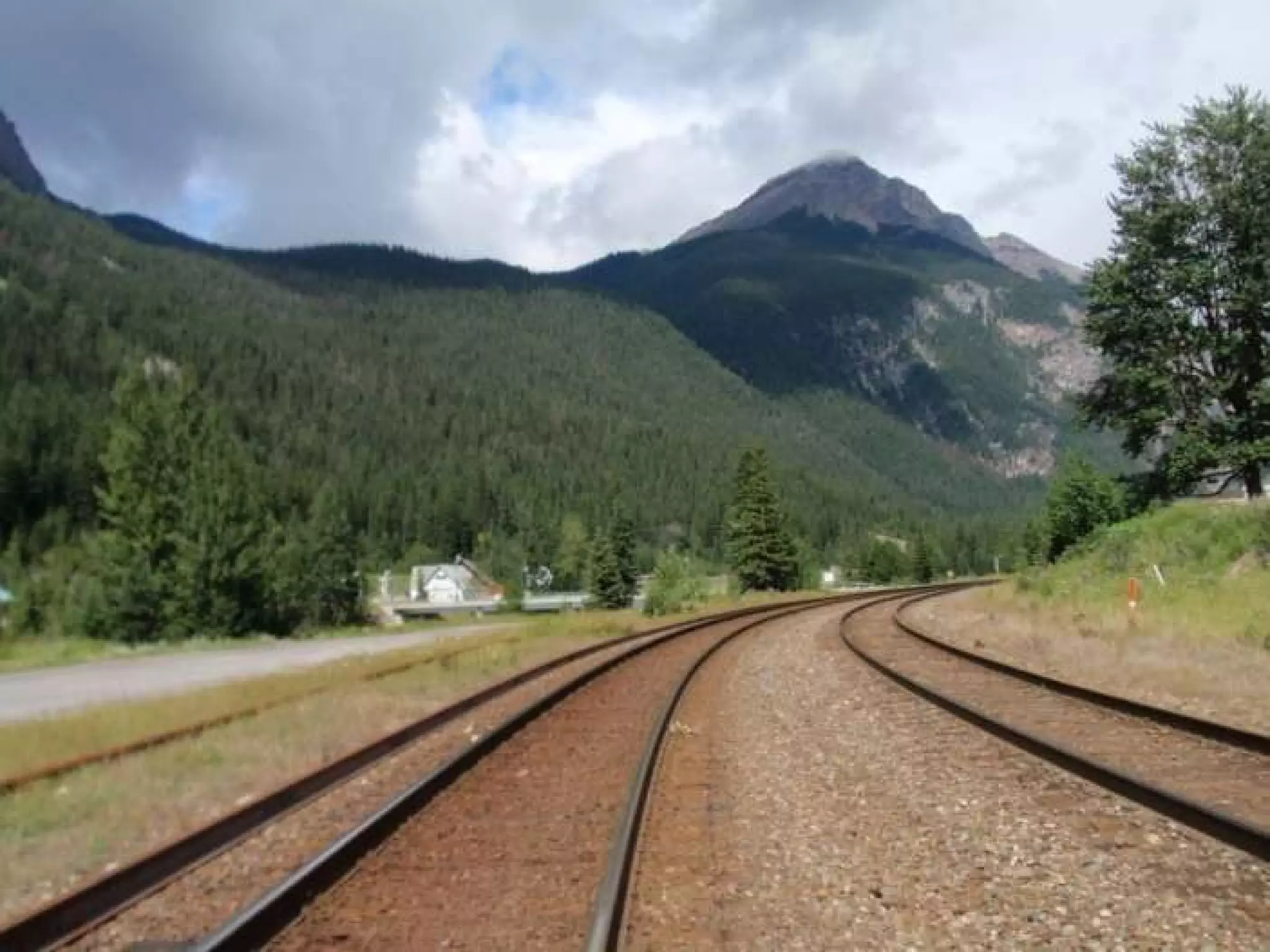 群山中的小村落，只有二十来户人家，却有着非常美味的传统猪肉馆 。 