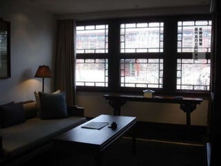 客廳很簡單 窗外是四合院的景色 