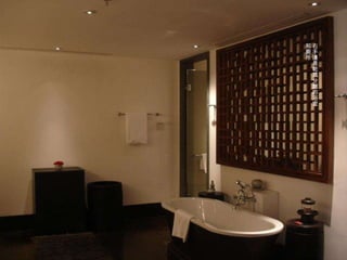 右手邊是乾濕分離的浴室 和廁所 