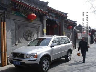 派一輛休旅車來上一家旅館接我們， 退房後，送我們到下一間旅館。 