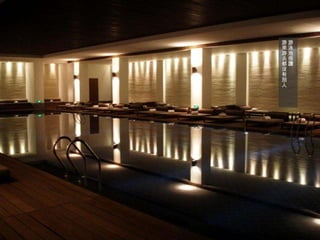 游泳池很讚 游來游去都沒有別人 