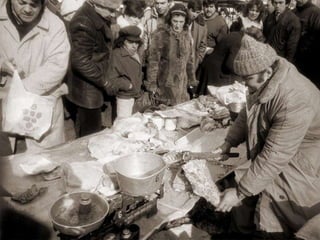 Успоредно горивата се превръщат в рядко злато. Бензиновата криза достига връх през зимата на 1990.Едностранно отказва погасяването на външния дълг под предлог, че икономиката е в процес на преструктуриране. С това кредитният рейтинг се сгромолясва.