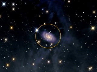 В ясна безлунна нощ по небето се вижда
едва забележима светла ивица, която се е
проточила през цялата небе. Това е Млечният
път.
Това е видимата част на огромно
струпване на звезди и междузвездна материя,
което представлява нашата Галактика. В
Галактиката има около от 200 до 400 млрд.
звезди, но само около 0,5 - 1% от тях могат да
се наблюдават със съвременните телескопи.
Млечният път се нарича се така, защото има
млечен цвят. Състои се от милиарди звезди, които
са толкова далече от нас, че се сливат в светла
ивица.
 