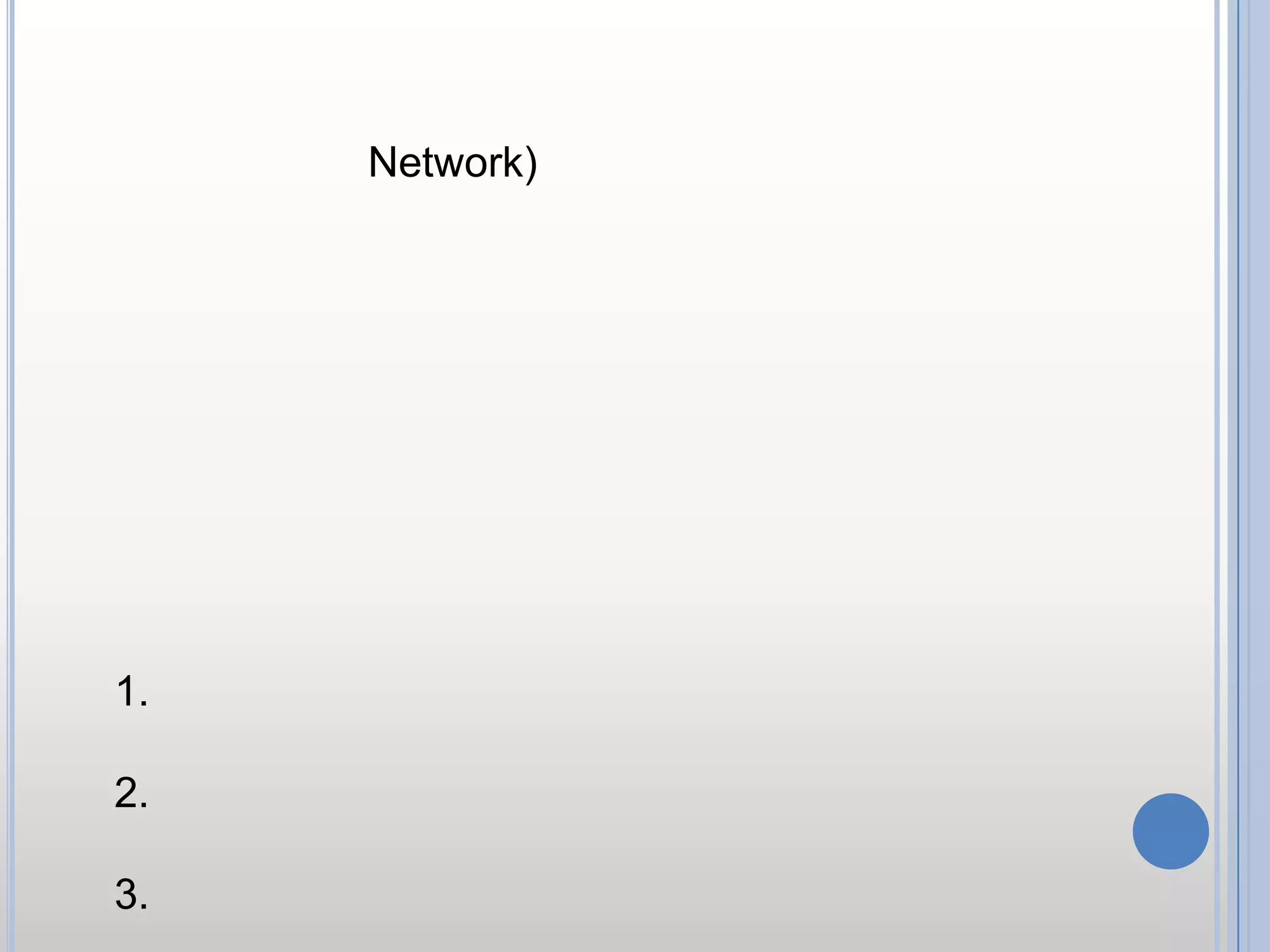   โดยมีเครือข่าย(Network) เป็นเส้นทางเชื่อมโยงคอมพิวเตอร์จาก จุดต่างๆ    เครือข่ายคอมพิวเตอร์ทวีความสำคัญและได้รับความนิยมมากขึ้น  เพราะสามาสร้างระบบคอมพิวเตอร์ให้ พอเหมาะกับงาน    ในปัจจุบันองค์การขนาดใหญ่    ก็สามารถลดการลงทุนลงได้  โดยใช้เครือข่ายคอมพิวเตอร์เชื่อมโยงจากกลุ่มเล็ก ๆ หลาย ๆ กลุ่มรวมกันเป็นเครือข่ายขององค์การ  โดยสภาพการใช้ข้อมูลสามารถทำได้ดีเหมือน เช่นในอดีต       ที่ต้องลงทุนจำนวนมาก  เครือข่ายคอมพิวเตอร์มีบทบาทที่สำคัญต่อหน่วยงานต่างๆ ดังนี้1.  ทำให้เกิดการทำงานร่วมกันเป็นกลุ่ม และสามารถทำงานพร้อมกัน2.  ให้สามารถใช้ข้อมูลต่างๆ ร่วมกัน ซึ่งทำให้องค์การได้รับประโยชน์มากขึ้น3.  ทำให้สามารถใช้ทรัพยากรได้คุ้มค่า เช่น ใช้เครื่องประมวลผลร่วมกัน แบ่งกันใช้แฟ้มข้อมูล  ใช้เครื่องพิมพ์ และอุปกรณ์ที่มีราคาแพงร่วมกัน4.  ทำให้ลดต้นทุน เพราะการลงทุนสามารถลงทุนให้เหมาะสมกับหน่วยงานได้