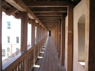 пад сценамі замкаў