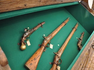 пад сценамі замкаў