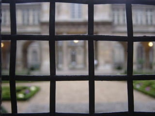 Біографія
На традиційній церемонії обрання
«короля поетів» 1891 р. найбільше
голосів було подано за П. Верлена. Проте
визнання прийшло надто пізно: здоров'я
письменника похитнулося. Талановитий
поет злидарював і майже постійно
змушений був перебувати у лікарнях.
Письменник Жуль Ренар зазначав у
своєму щоденнику 1892р.: «Від Верлена
не лишилося нічого, крім нашого культу
Верлена».
 