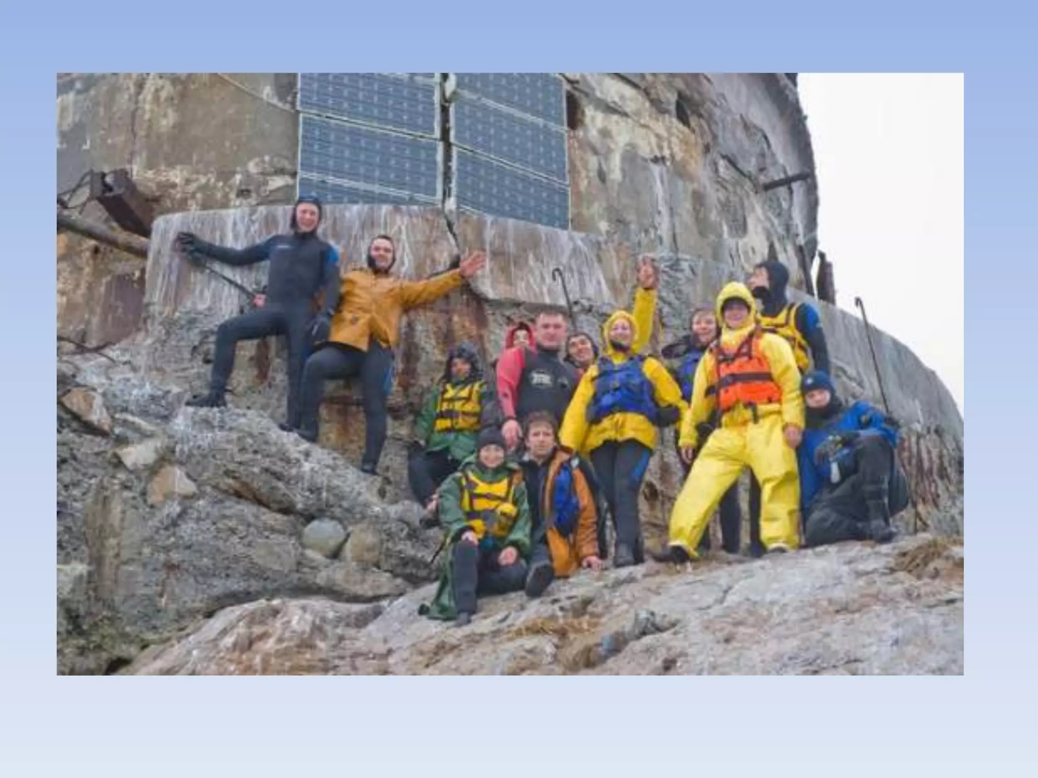 Анивский маяк часто
используется как визитная карточка
Сахалинской области, а также как
символ Сахалина в различных
изданиях, общественных
компаниях.
Свет маяка долгие
годы был залогом безопасности
судов, многие моряки обязаны
своей жизнью этому и другим
маякам.
Сейчас маяку Анива
требуется срочная помощь
человека.
 