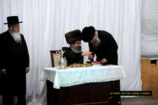 האדמו"ר מחלק "שיריים" לחסידים 
 