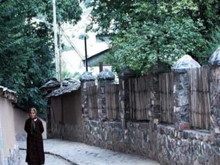 ‫مردم‬
‫میهمان‬ ‫و‬ ‫مهربان‬ ‫مردمانى‬ ‫كندلوس‬ ‫اهالى‬
‫نمى‬ ‫پاسخ‬ ‫بى‬ ‫را‬ ‫محبتى‬ ‫هرگز‬ ‫نوازند‬
‫گذارند‬.‫ندارد‬ ‫وجود‬ ‫گدا‬ ‫دهكده‬ ‫این‬ ‫در‬
‫پرتالش‬ ‫و‬ ‫اند‬ ‫قانع‬ ً‫ا‬‫عموم‬ ‫مردم‬.‫آن‬ ‫با‬
‫كه‬9‫از‬ ‫خالى‬ ‫ها‬ ‫خانه‬ ‫اكثر‬ ‫سال‬ ‫از‬ ‫ماه‬
‫هم‬ ‫منازل‬ ‫همه‬ ‫درهاى‬ ‫و‬ ‫است‬ ‫سكنه‬‫باز‬
‫این‬ ‫در‬ ‫جنایت‬ ‫و‬ ‫قتل‬ ،‫سرقت‬ ‫هرگز‬ ،‫است‬
‫است‬ ‫نگرفته‬ ‫صورت‬ ‫دهكده‬.‫این‬ ‫در‬
‫زنى‬ ‫كه‬ ‫است‬ ‫شده‬ ‫شنیده‬ ‫ندرت‬ ‫به‬ ‫دهكده‬
‫باشد‬ ‫گرفته‬ ‫طالق‬.‫مردان‬ ‫از‬ ‫بیشتر‬ ‫زنان‬
‫تالش‬ ‫خانواده‬ ‫و‬ ‫زندگى‬ ‫هزینه‬ ‫تامین‬ ‫براى‬
‫كنند‬ ‫مى‬.‫كردن‬ ‫سفید‬ ،‫گندم‬ ‫كردن‬ ‫آسیاب‬
‫دوشیدن‬ ،‫تنور‬ ‫براى‬ ‫هیزم‬ ‫شكستن‬ ،‫خانه‬
‫خوردن‬ ‫سبزى‬ ‫كاشتن‬ ،‫جالیزكارى‬ ،‫گاو‬
‫به‬ ‫كندلوسى‬ ‫زن‬ ‫یك‬ ‫قطعى‬ ‫وظایف‬ ‫ازجمله‬
‫رود‬ ‫مى‬ ‫شمار‬
 