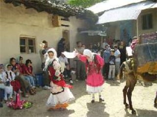 ‫ماه‬ ‫فردینه‬«‫دهکده‬ ‫جشن‬»
‫تپوری‬ ‫جدید‬ ‫سال‬ ‫ماه‬ ‫اولین‬ ، ‫ماه‬ ‫فردینه‬(‫مازندرانی‬ ‫یا‬ ‫تبری‬)‫که‬ ‫است‬
‫همانند‬ ‫دیگر‬ ‫نقاط‬ ‫بعضی‬ ‫در‬ ‫و‬ ‫نام‬ ‫این‬ ‫به‬ ‫استان‬ ‫نقاط‬ ‫از‬ ‫بعضی‬ ‫در‬
‫شود‬ ‫می‬ ‫خوانده‬ ‫سیاماه‬ ‫به‬ ‫بندپی‬.
‫بخشهای‬ ‫از‬ ‫که‬ ‫گیرد‬ ‫می‬ ‫انجام‬ ‫تبری‬ ‫جدید‬ ‫سال‬ ‫اول‬ ‫روز‬ ‫در‬ ‫جشن‬ ‫این‬
‫سنتی‬ ‫های‬ ‫حاضران،موسیقی‬ ‫محلی‬ ‫لباس‬ ‫باشکوه‬ ‫جشن‬ ‫این‬ ‫مهم‬
‫می‬ ‫محلی‬ ‫های‬ ‫بازی‬ ‫و‬ ‫محلی‬ ‫محلی،رقص‬ ‫آش‬ ‫مازندرانی،پخت‬
‫باشد‬.
 