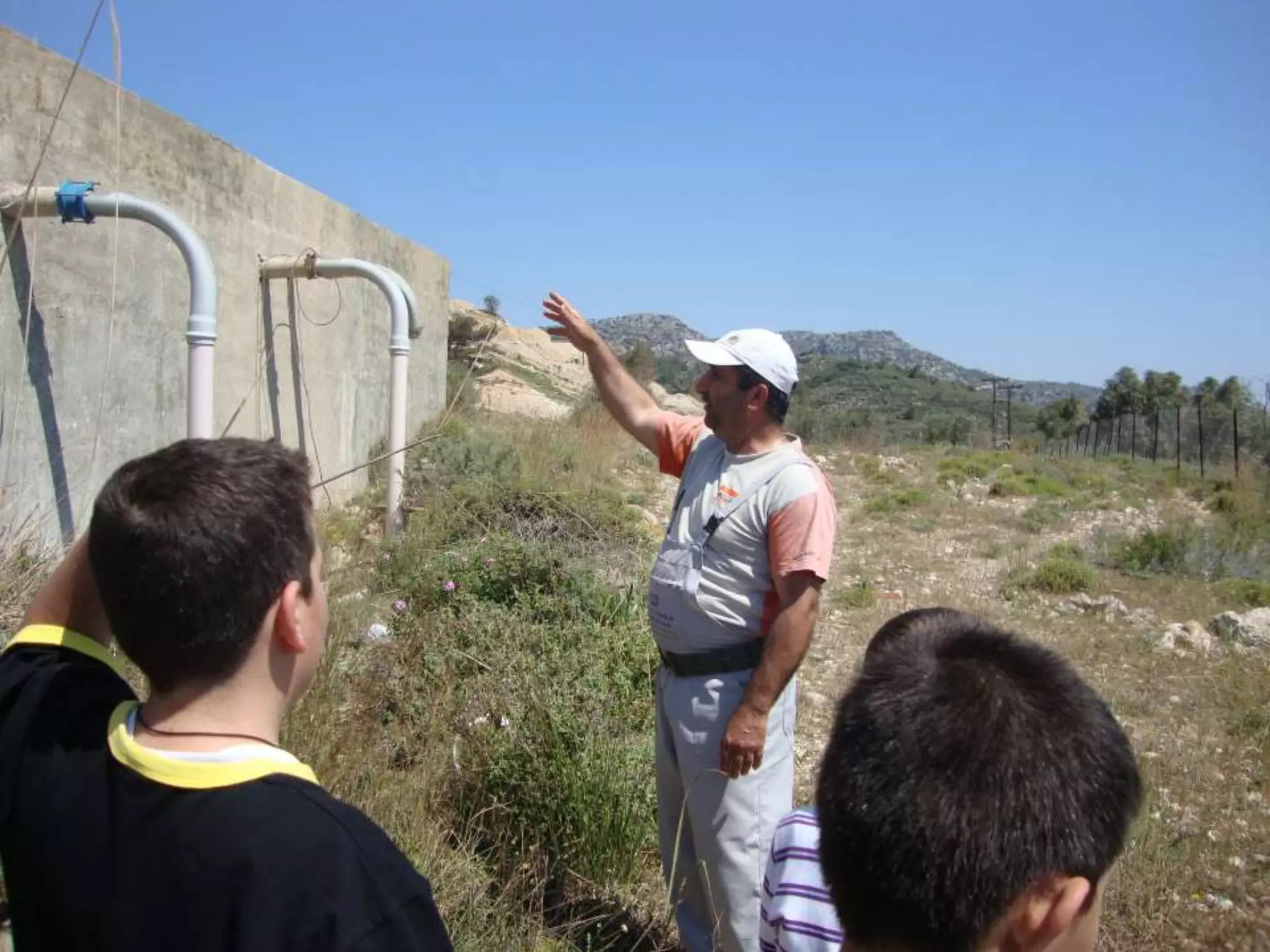 Εδώ παρατίθενται οι επισκέψεις
μας…
Στη ΔΕΥΑΑ είχαμε θερμή υποδοχή. Τους μίλησε ο
πρόεδρός της και τους εξήγησε αναλυτικά πώς το
νερό φτάνει στα σπίτια μας. Στη συνέχεια, τα παιδιά
υπέβαλλαν ερωτήσεις, τις οποίες απάντησε με μεγάλη
προθυμία…
Στη συνέχεια μας δύο υπάλληλοι της ΔΕΥΑΑ μας
συνόδεψαν στο σημείο όπου γίνεται η γεώτρηση και
υπάρχουν οι δεξαμενές από τις οποίες προμηθεύεται
με νερό όλο το χωριό.
 