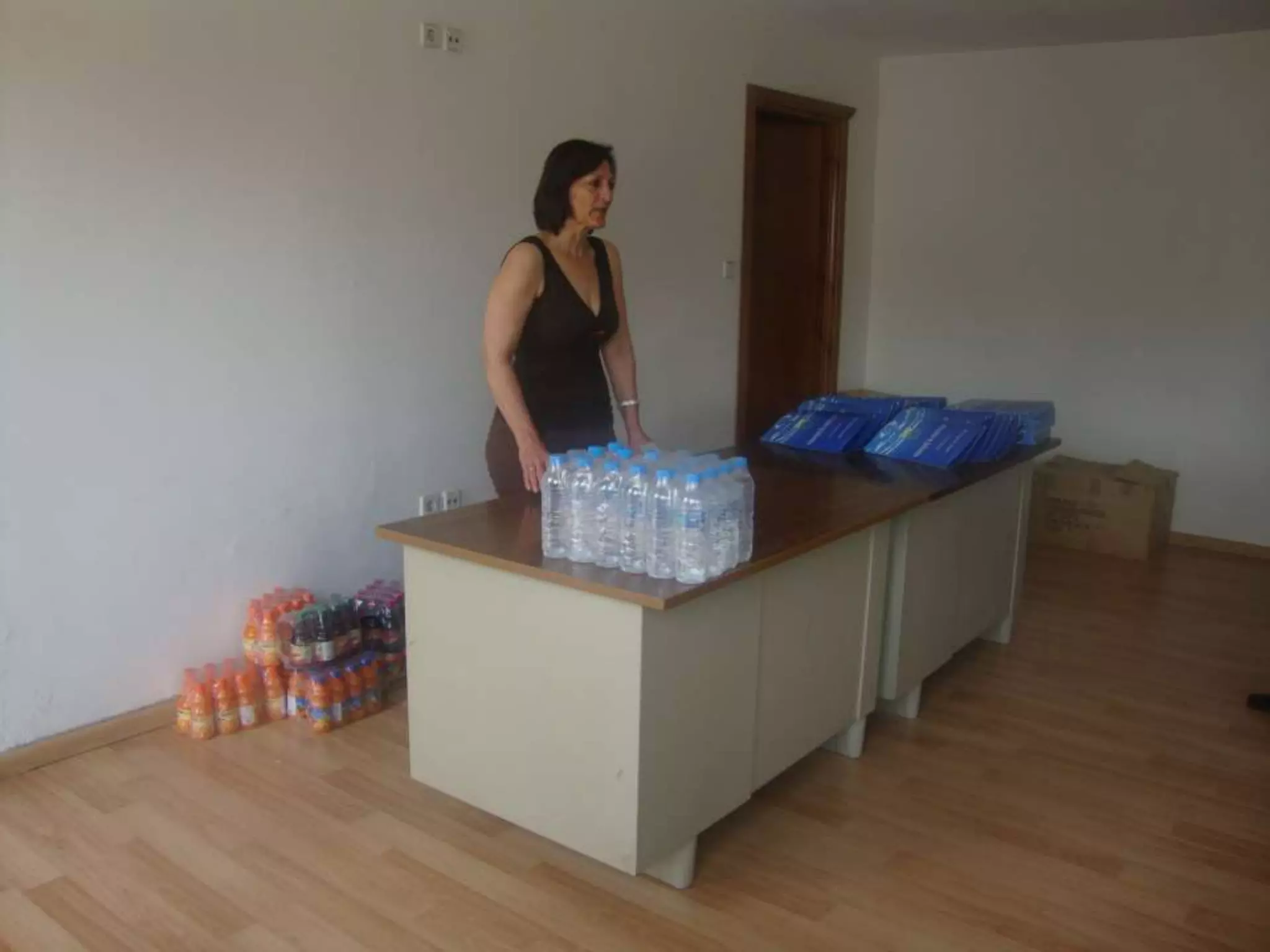 Η επίσκεψή μας στη ΒΑΠ ήταν ιδιαίτερα ενδιαφέρουσα. Τα
παιδιά είδαν πώς συσκευάζεται το νερό στα μπουκάλια, τους
ποιοτικούς ελέγχους από τους οποίους περνάει και γενικά
όλη τη διαδικασία. Η κοπέλα που ανέλαβε να τους ξεναγήσει
στο εργοστάσιο ήταν ιδιαίτερα αναλυτική και τους έδειχνε τα
πάντα. Ο θόρυβος των μηχανών ήταν ένας ανασταλτικός
παράγοντας που εμπόδιζε τα παιδιά να παρακολουθήσουν,
αλλά στο τέλος της ξενάγησης, συγκεντρωθήκαμε σε ένα
δωμάτιο και έτσι όλες οι απορίες λύθηκαν.
 