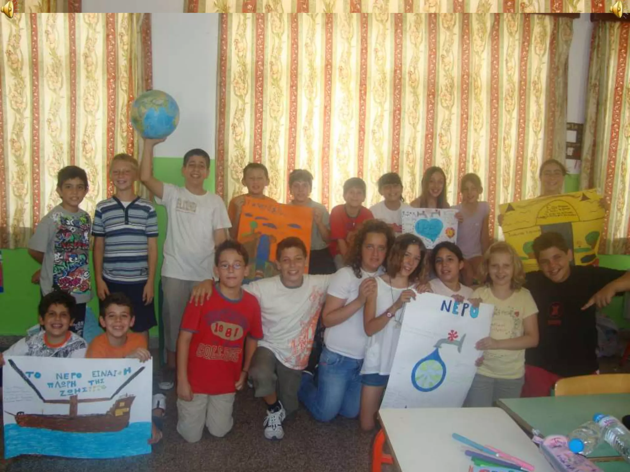 Συμπεράσματα – αξιολόγηση του προγράμματος
 Η έκβαση του προγράμματος σε γενικές γραμμές ήταν
ικανοποιητική. Τα παιδιά συμμετείχαν με όρεξη στις δραστηριότητες
και εργάστηκαν ομαδοσυνεργατικά.
 Τα παιδιά συνειδητοποίησαν την αξία του νερού στη ζωή μας και
σίγουρα θα προσπαθήσουν να εξοικονομούν το νερό σε κάθε πτυχή
της ζωής τους.
 Σίγουρα υπήρχαν πολλές δραστηριότητες που θα μπορούσαν να
πραγματοποιηθούν, αλλά η καθημερινή μου αγωνία για την κάλυψη
της διδακτικής ύλης δε μου επέτρεψε την υλοποίησή τους.
 Αυτό πάντως που θα μου μείνει αξέχαστο από όλο το πρόγραμμα
είναι η θέρμη με την οποία τα παιδιά ερεύνησαν, ζωγράφισαν,
σκέφτηκαν, αναζήτησαν, συνεργάστηκαν και οι πρωτότυπες ιδέες
που είχαν να προτείνουν.
 