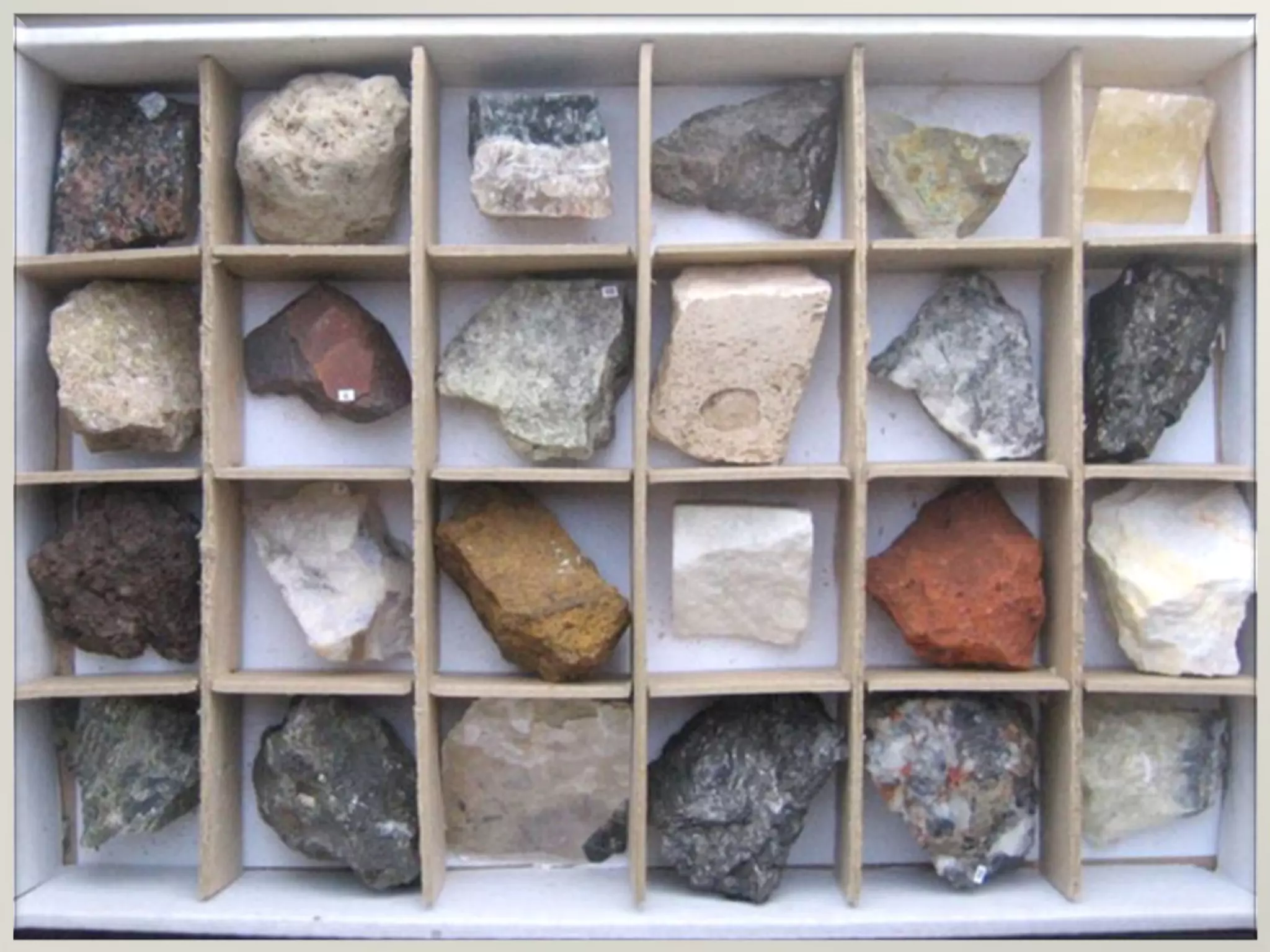 УТВОРЕННЯ КАМ’ЯНОГО
ВУГІЛЛЯ
 Кам'яне вугілля утворилося з продуктів
розкладу органічних залишків рослин,
що зазнали зміни (метаморфізм) в
умовах високого тиску навколишніх
порід земної кори і порівняно високої
температури.
 