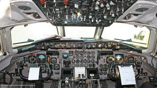 92http://upload.wikimedia.org/wikipedia/commons/0/08/MD-83_ﬂight_deck.jpg
 