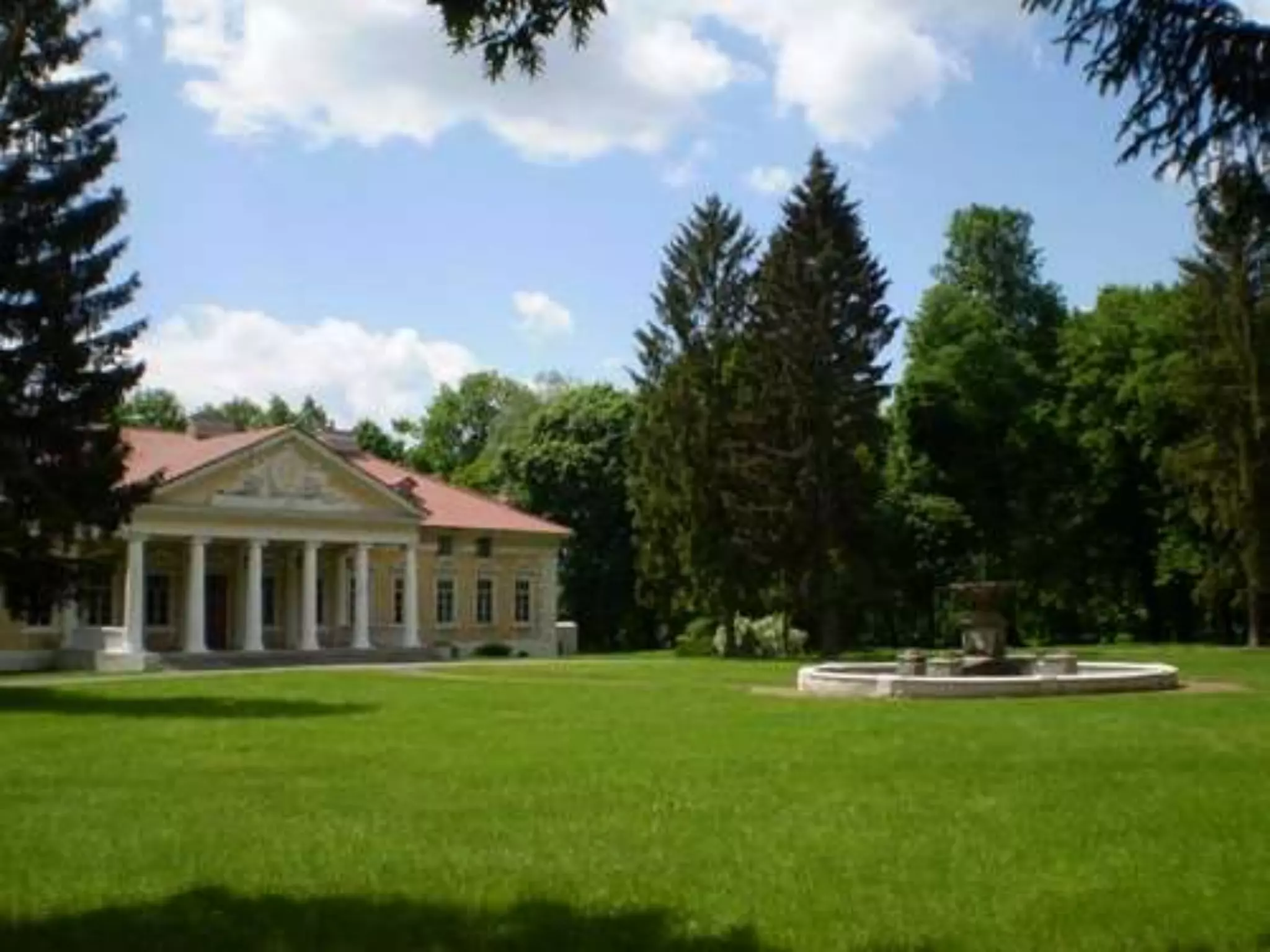 Вхід до заповідника «Самчики»
Китайський будиночок у Самчиках
Музей Прокоп'юка у Самчиках
 