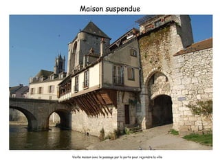 Maison suspendue Vieille maison avec le passage par la porte pour rejoindre la ville 