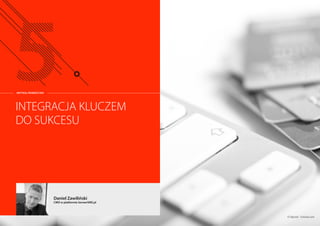 Odsetek zakupów w sieci w Polsce dokonywany za posrednictwem 
Andrzej Lazarowicz 
prezes zarzadu, Wfirma.pl 
Marcin Piwowarczyk 
strategy  business development director, 
Bold Brand Commerce 
zwiekszy sie w tym roku o około 100 proc. w stosunku do 2013 roku. 
W ujeciu dynamiki wzrostu całej sprzedazy generowanej przez internet na 
poziomie 23-25 proc. pozwala przewidywac, ze coraz wiecej klientów bedzie 
wybierac zakup z poziomu tabletu lub smartfona - przewiduje Marek Kich. 
w kanałach dla niego naturalnych. - Dane liczbowe jasno wskazuja droge 
rozwoju handlu, dlatego pozostawanie z boku i niezauwazanie zmian, 
w perspektywie juz kilku lat, moze zakonczyc sie powaznymi problemami 
w sprzedazy – ostrzega Zielinski i dodaje, ze m-commerce nie jest 
zagrozeniem dla zakupów z poziomu desktopu. - Jest po prostu zupełnie 
nowym doswiadczeniem, pojawieniem sie mozliwosci kontaktu 
z konsumentem, w sytuacjach do tej pory niedostepnych. Jesli połaczymy 
dobrze opracowana strategie e-handlu z odpowiednim UX i najnowszymi 
technologiami informatycznymi, bedziemy miec szanse na „ugryzienie” 
sporego kawałka sprzedazowego tortu - przekonuje. 
Bo na razie odsetek zakupów w sieci w Polsce dokonywany za 
posrednictwem urzadzen mobilnych nie jest jeszcze imponujacy. 
- Mimo duzego udziału ruchu mobilnego w internecie w samym 
m-commerce transakcji jeszcze nie ma az tak wiele, poniewaz ciagle 
znaczna czesc e-sklepów nie ma platform sprzyjajacym mobilnym 
klientom i dokonywaniu przez nich transakcji - stwierdza Jakub 
Szczepankowski z Money.pl 
Eksperci uwazaja, ze wartosc sprzedazy w kanale mobilnym powinna 
osiagnac pułap 1 mld złotych na koniec 2014 roku, co przekłada sie na 
około 4-procentowy udział w całym handlu internetowym w Polsce. 
- Nie jest tutaj najwazniejsza wartosc sprzedazy generowanej z urzadzen 
mobilnych, tylko wzrost obrotu w ogólnej sprzedazy w e-handlu, a ta 
Maciej Hoffmann 
business development manager e-commerce 
 new acquisition channels, MEC Global 
7 proc. 
6 proc. 
4-5 proc. 
4 proc. 
3-4 proc. 
urzadzen mobilnych na koniec 2014 r. 
Marek Kich 
dyrektor ds., rozwoju, X-Coding IT Studio 
Jakub Szczepankowski 
kierownik ds. performance i business development, Money.pl 
Srednia 5 proc. 
Raporty interaktywnie.com - E-commerce 46 
 